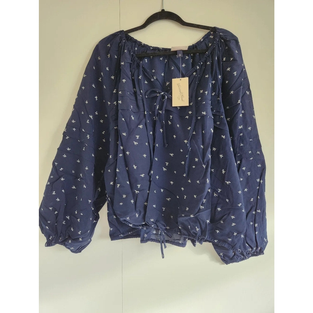 1256- Universal Threads Navy Blouse w Cream Floral- 1x - NWT