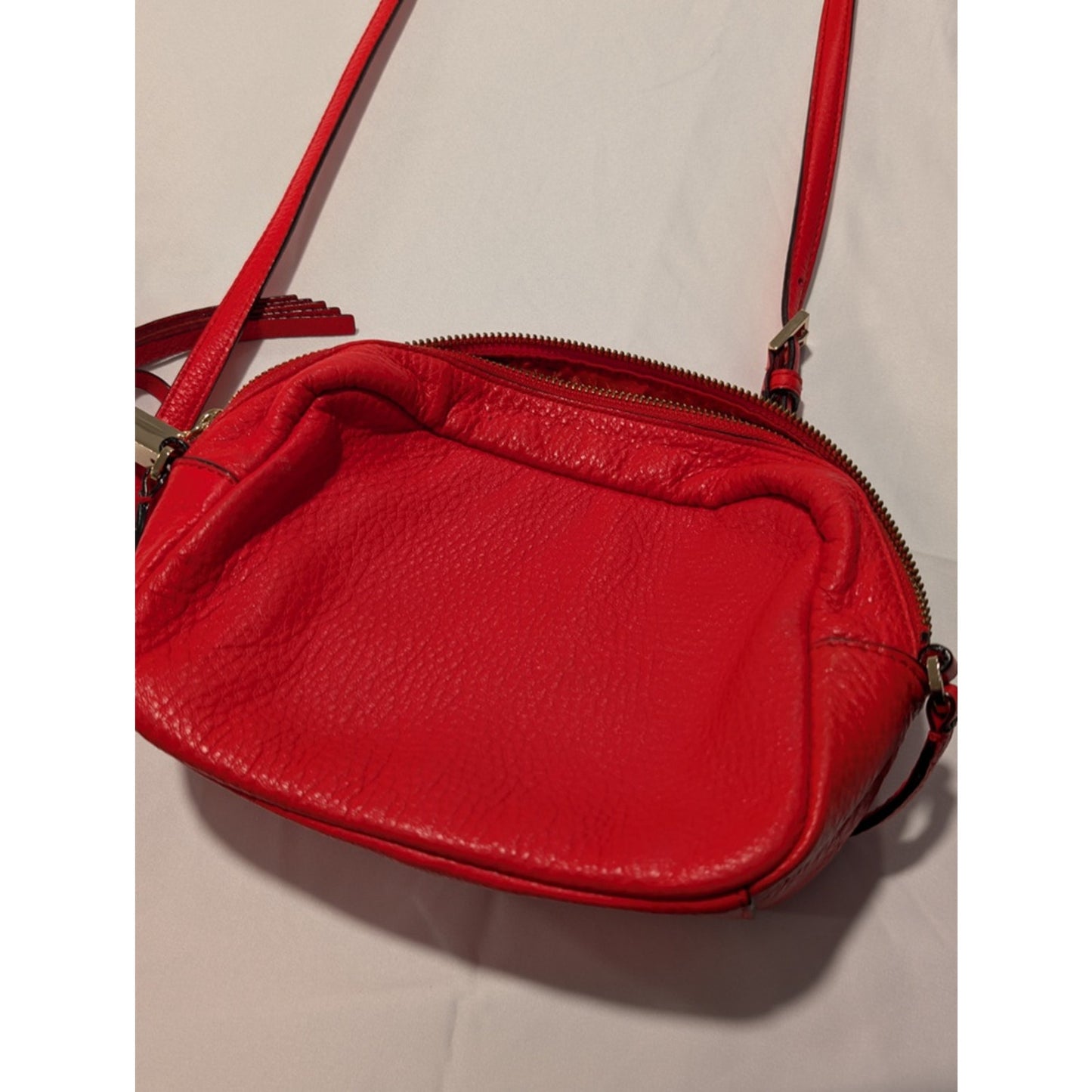 1066 - Kate Spade Red Pebbled Leather Crossbody Bag Gold Zip