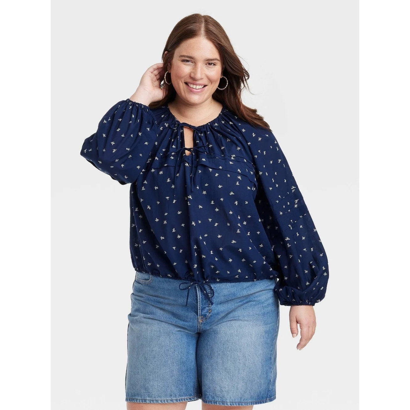 1256- Universal Threads Navy Blouse w Cream Floral- 1x - NWT