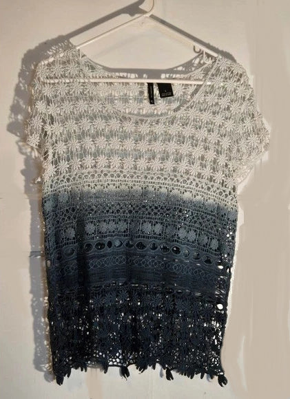 1184 - New Directions Boho Crochet Lace Ombre Top White Navy - NWT - Size XL