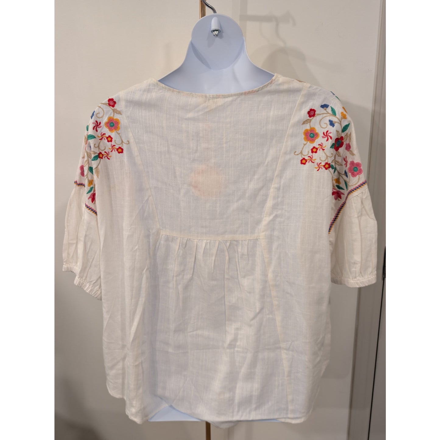 1438 - Umgee White Linen Embroidered  Blouse _ Size L - NWT
