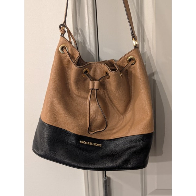 1307 - Michael Michael Kors Jules Large Drawstring Shoulder Bag - USED