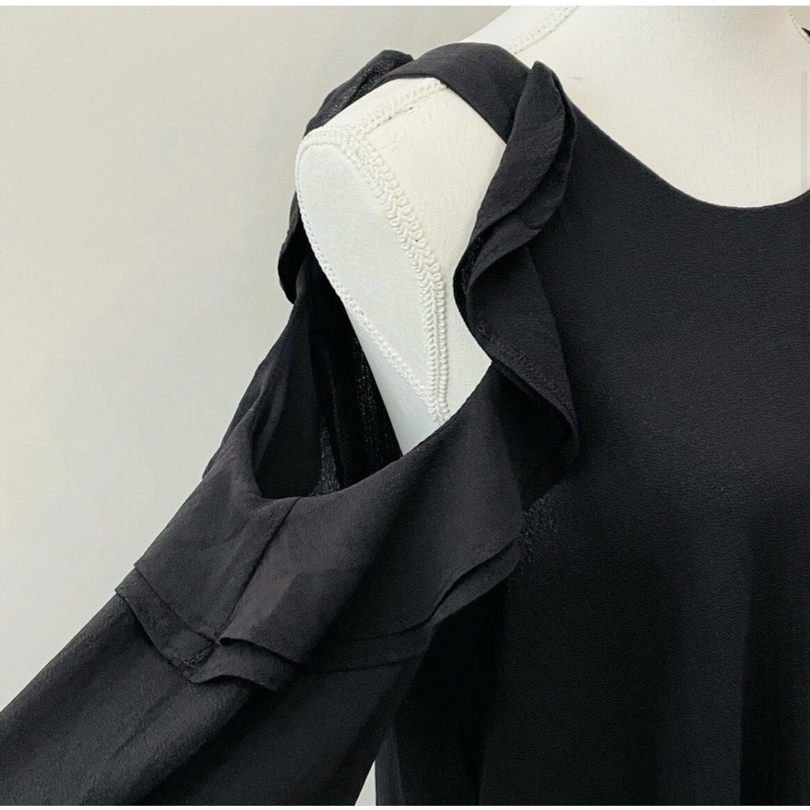 1406 - Umgee Long Sleeve Cold Shoulder Blouse - Large