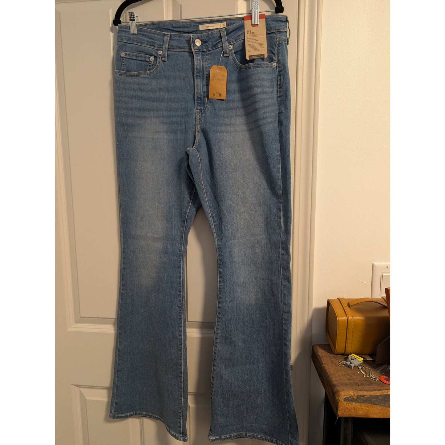 1467 - Levi's Sstellar stretch 726 Flare Light Wash Jeans - NWT - 32 x 32 (16)