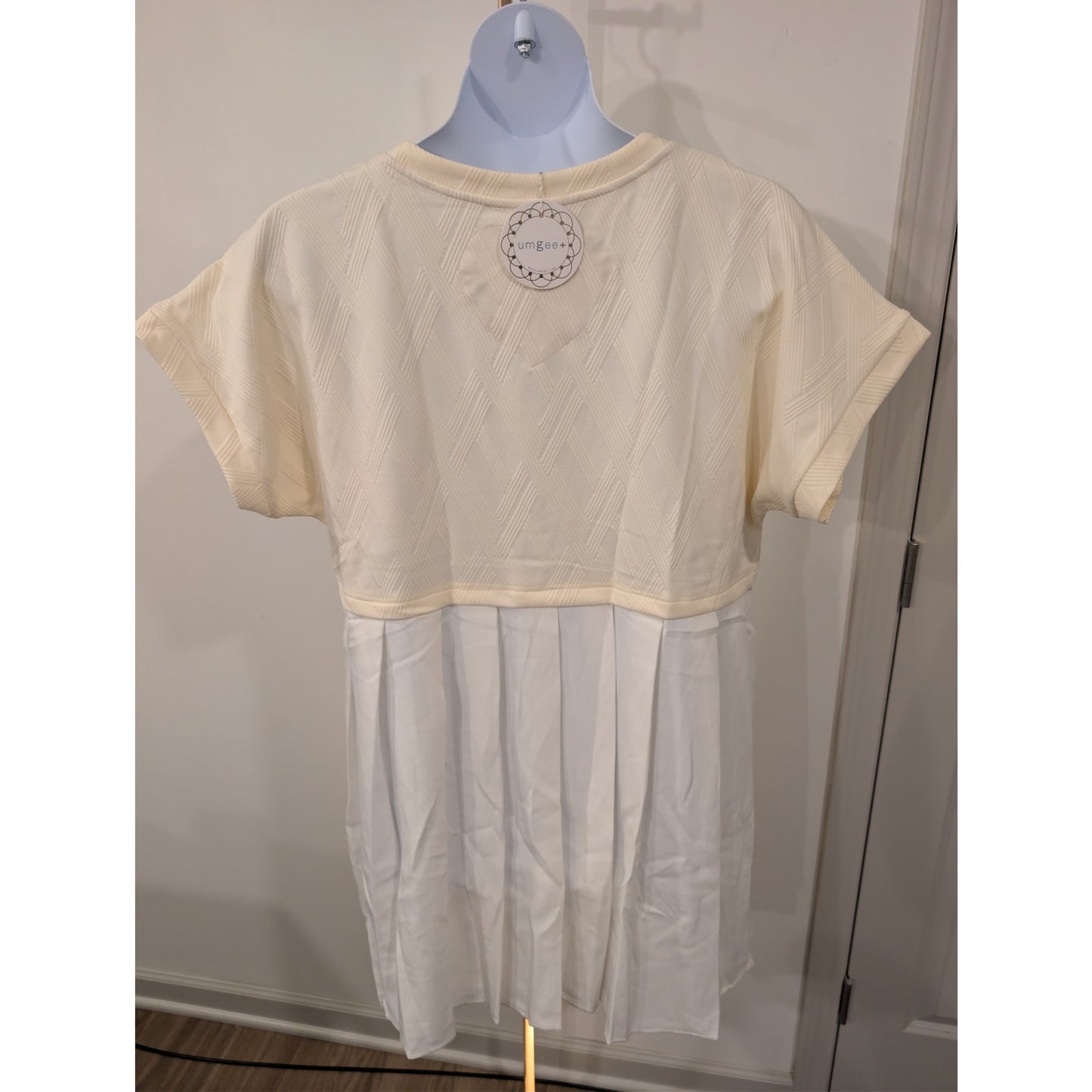 1431 - Umgee Cream Jacquard and pleated skirt - NWT - Size XL