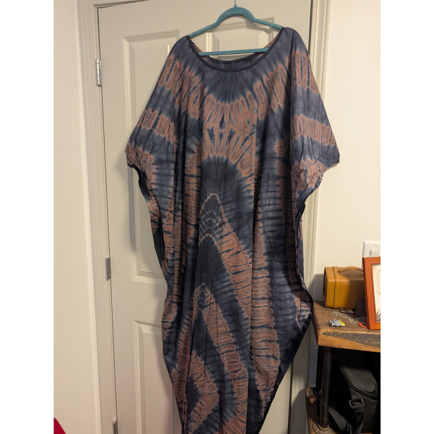 1532 - Blue and Maroon Tie Dye Kaftan - One Size Plus - NWOT