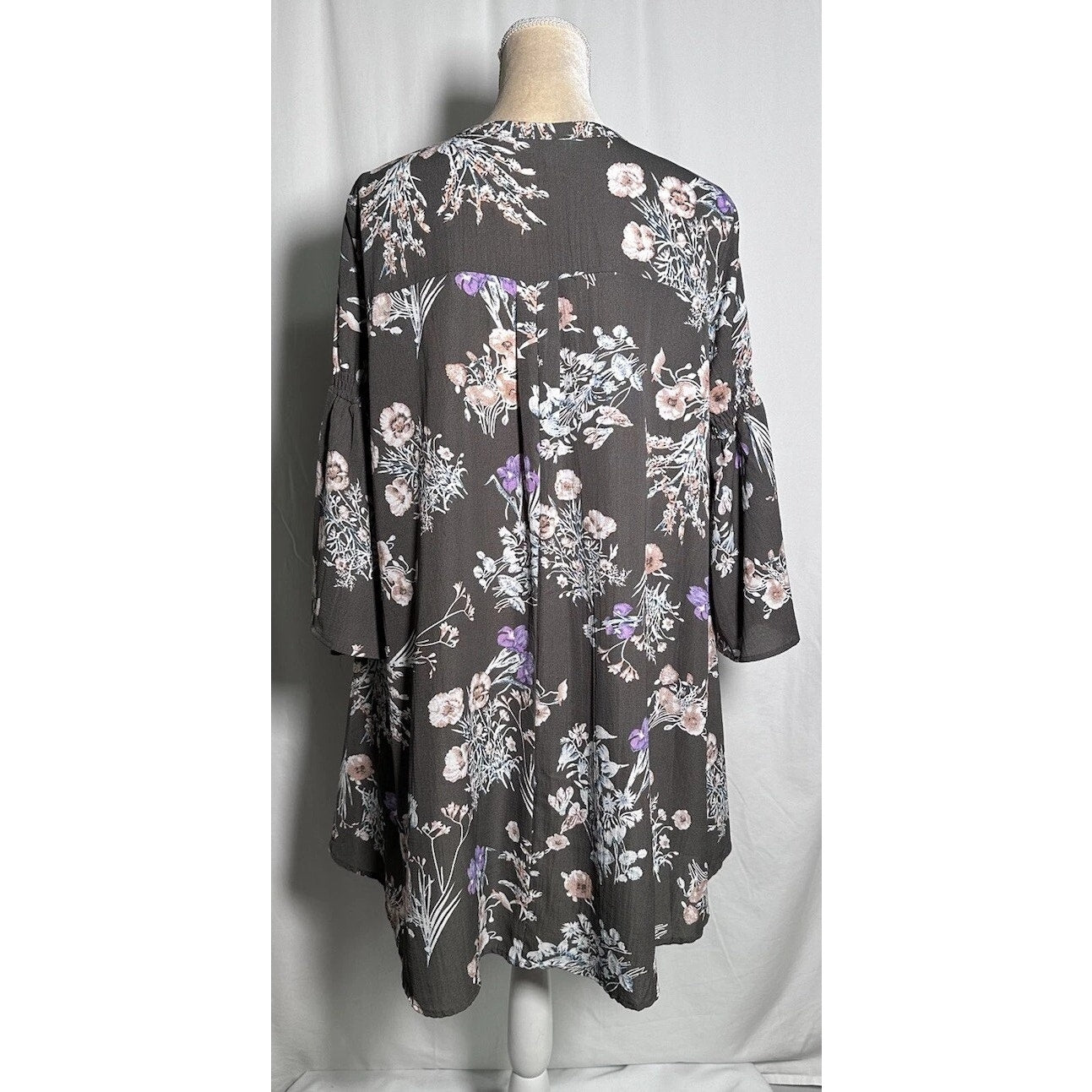 1407 - Umgee Gray Floral dress with buttoned keyhole - Medium