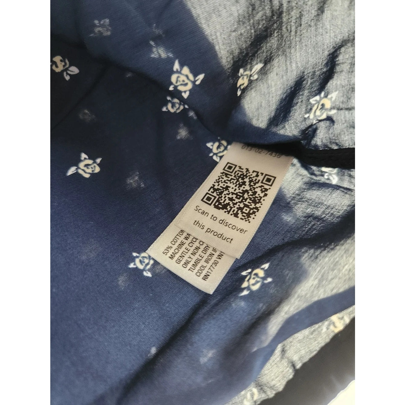 1256- Universal Threads Navy Blouse w Cream Floral- 1x - NWT