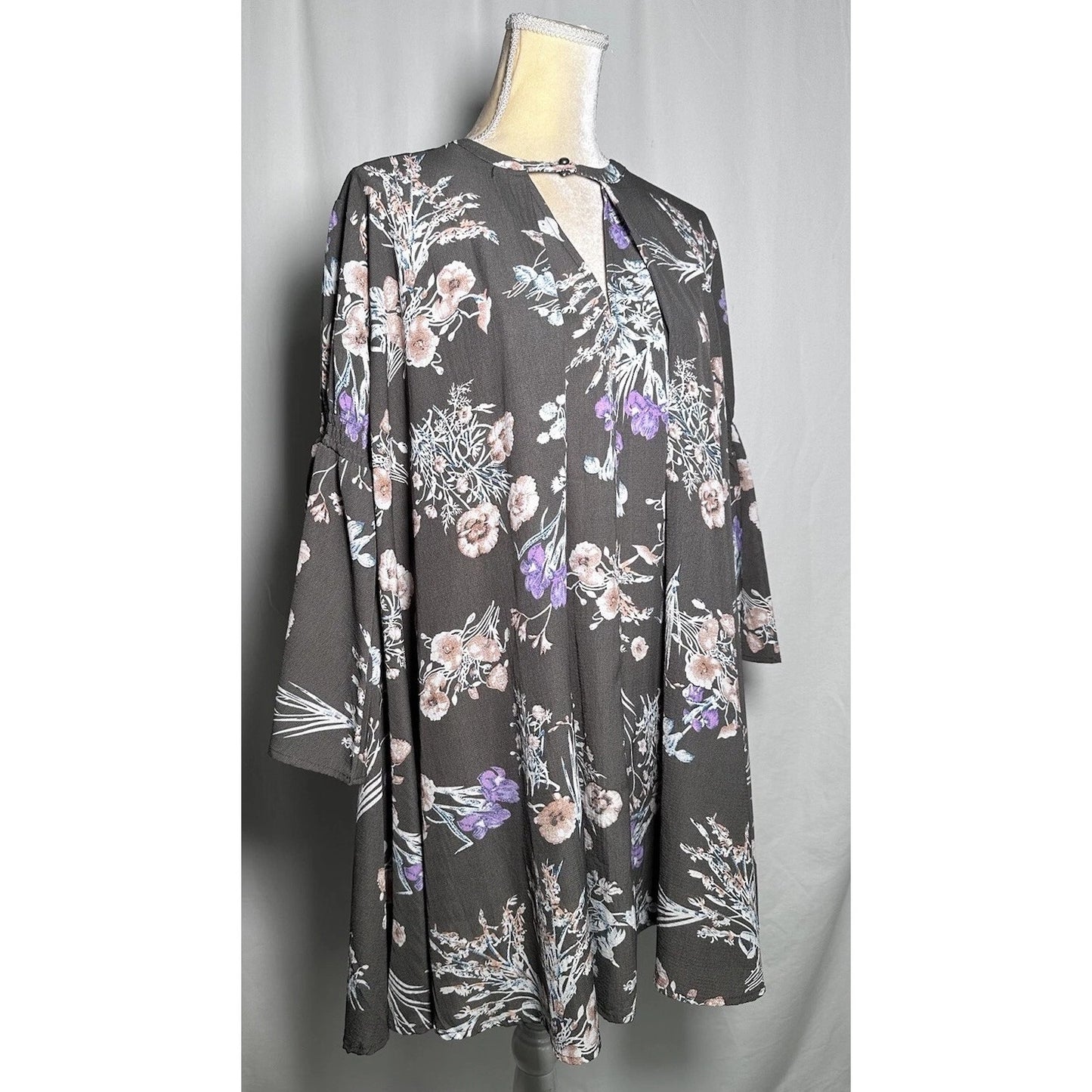 1407 - Umgee Gray Floral dress with buttoned keyhole - Medium