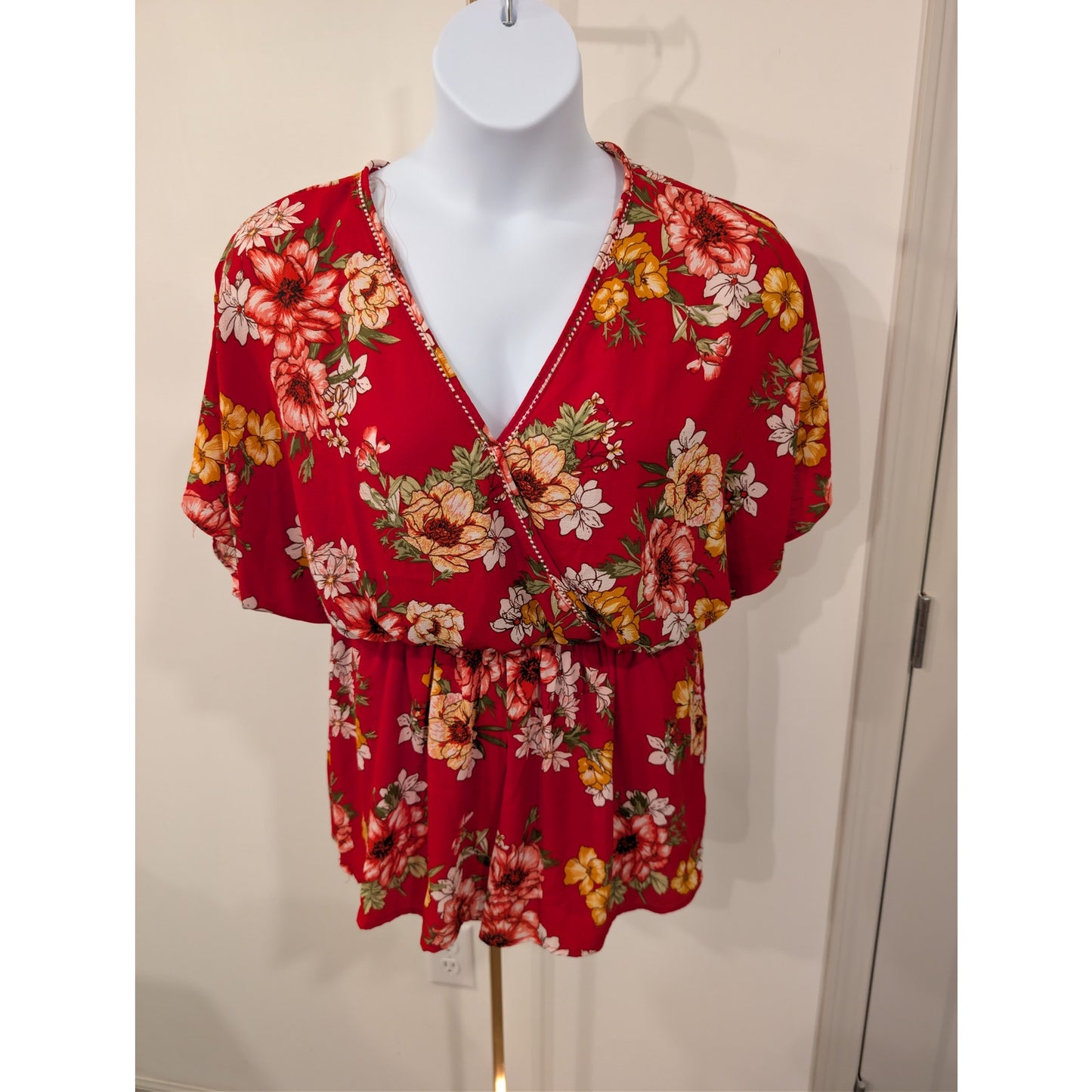 1445 - Umgee Floral Romper - Red - Size Medium - NWOT
