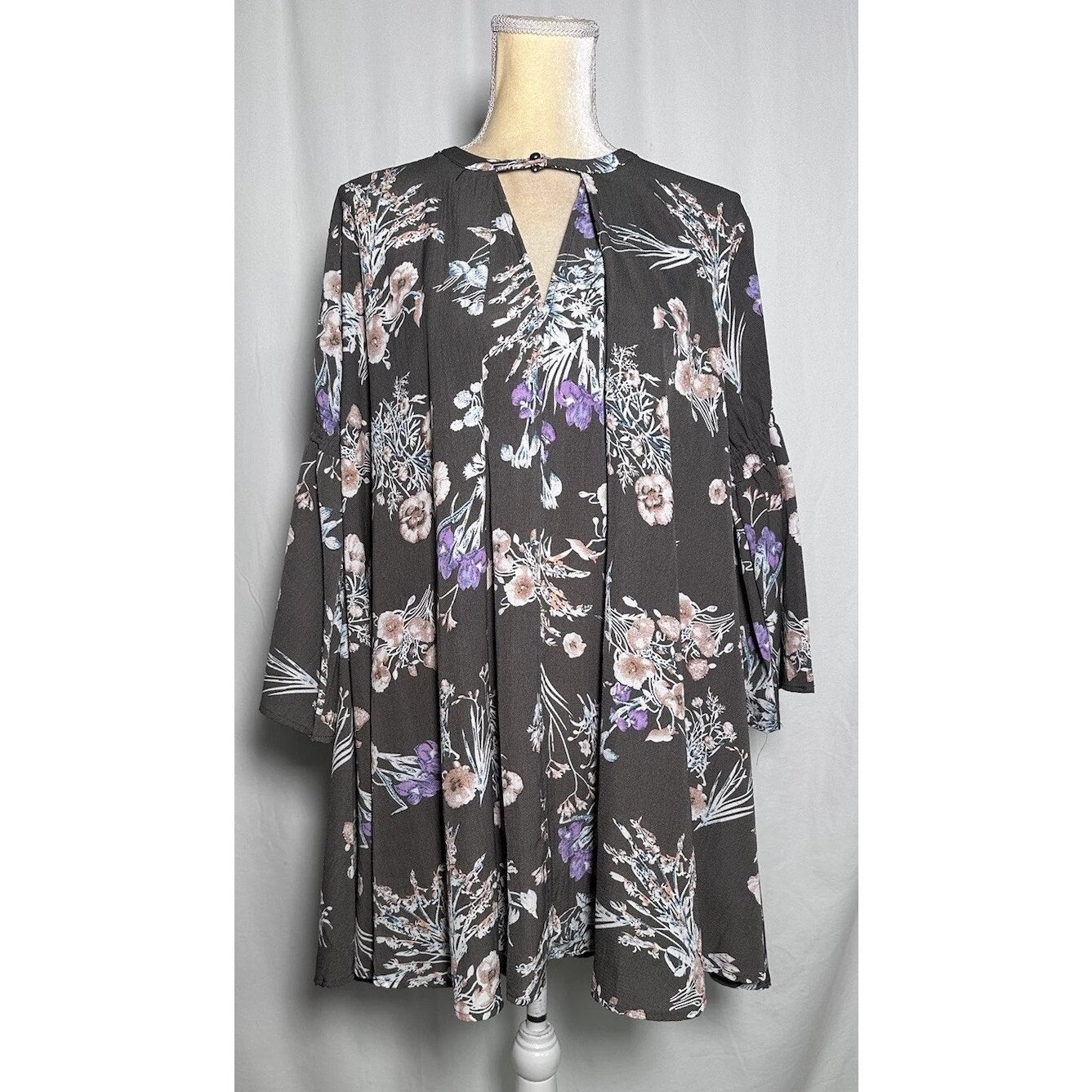1407 - Umgee Gray Floral dress with buttoned keyhole - Medium