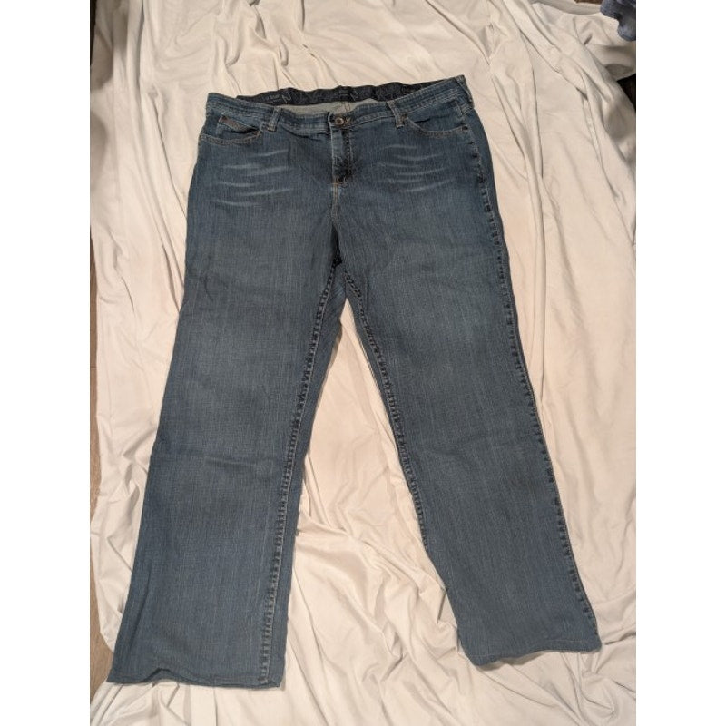 1519 - Wrangler Q Baby Boot Cut Jeans - 18W x 34